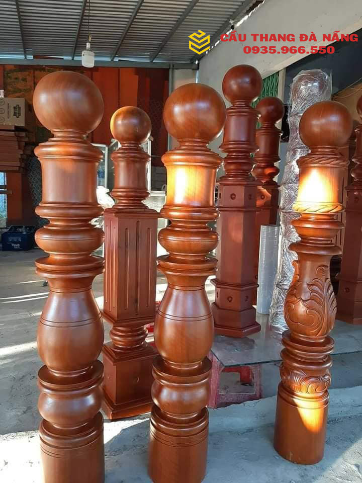 Trụ gỗ được sản xuất tại xưởng sau đó vận chuyển đến các công trình cần thi công