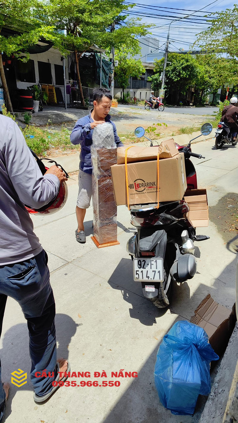 Trụ cầu thang được vận chuyển đến công trình thi công