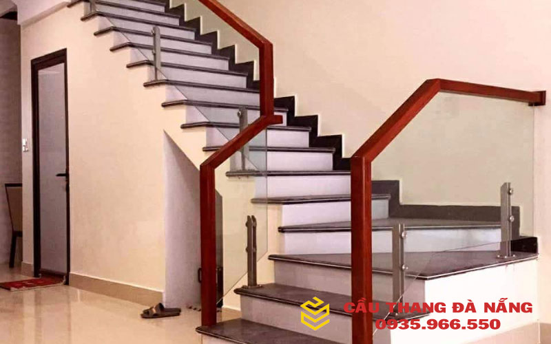 Mẫu cầu thang trụ cao