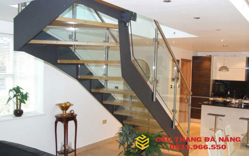  Mẫu chân trụ cầu thang kính đẹp và hiện đại nhất tại Đà Nẵng
