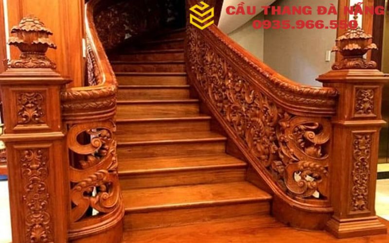 Mẫu trụ đề ba được đục cầu kỳ và sáng tạo điểm nhấn đẹp mắt