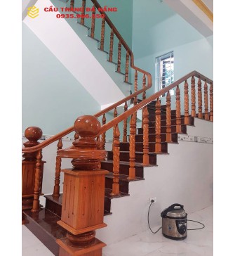 Cầu thang gỗ chữ U
