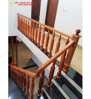 Cầu thang gỗ tay vịn hình elip