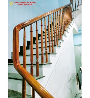 Cầu thang gỗ tay vịn tròn