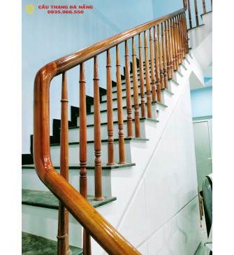 Cầu thang gỗ tay vịn tròn