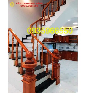 Cầu thang gỗ trụ vuông