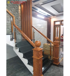 Cầu thang kính tay vịn gỗ xoan đào