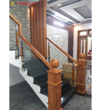 Cầu thang kính tay vịn gỗ xoan đào