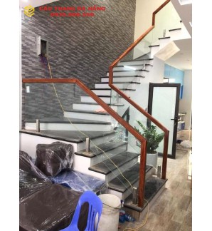 Cầu thang kính tay vịn gỗ vuông