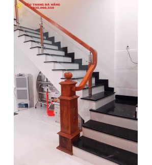 Cầu thang kính tay vịn gỗ chữ L