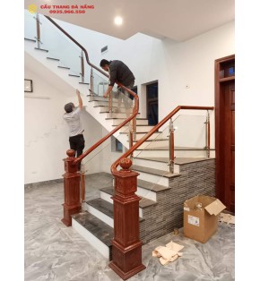 Mẫu cầu thang kính tay vịn gỗ tròn