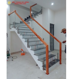 Cầu thang kính cường lực chân trụ lửng