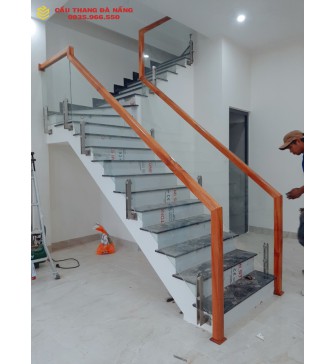 Cầu thang kính cường lực chân trụ lửng