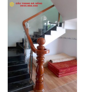 Cầu thang kính trụ gỗ tròn